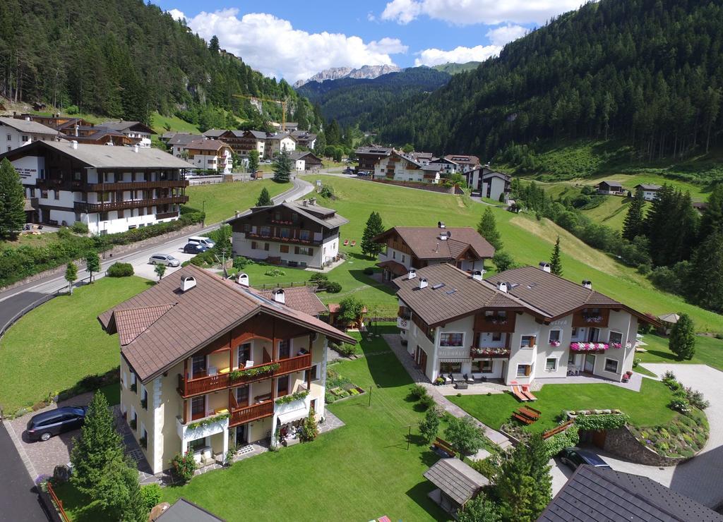 Apartments Vaiolet Santa Cristina Val Gardena Bagian luar foto