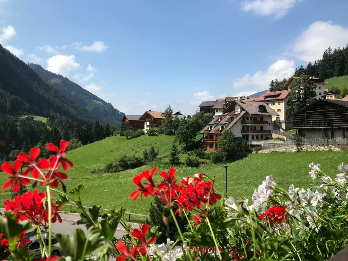 Apartments Vaiolet Santa Cristina Val Gardena Bagian luar foto